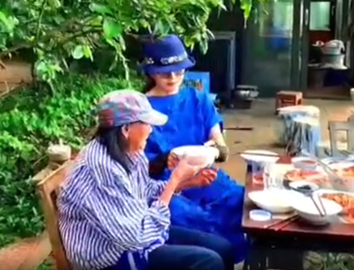 杨丽萍|63岁杨丽萍和母亲湖边吃饭，十厘米长指甲抢镜，每年保养花费18万