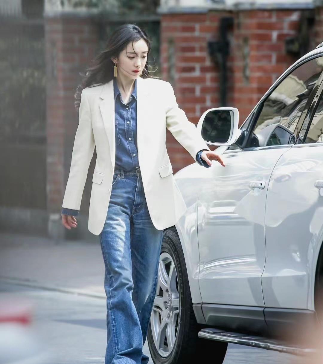 杨幂|35岁的杨幂终于不“藏”了，穿白色背心凸显傲人身材