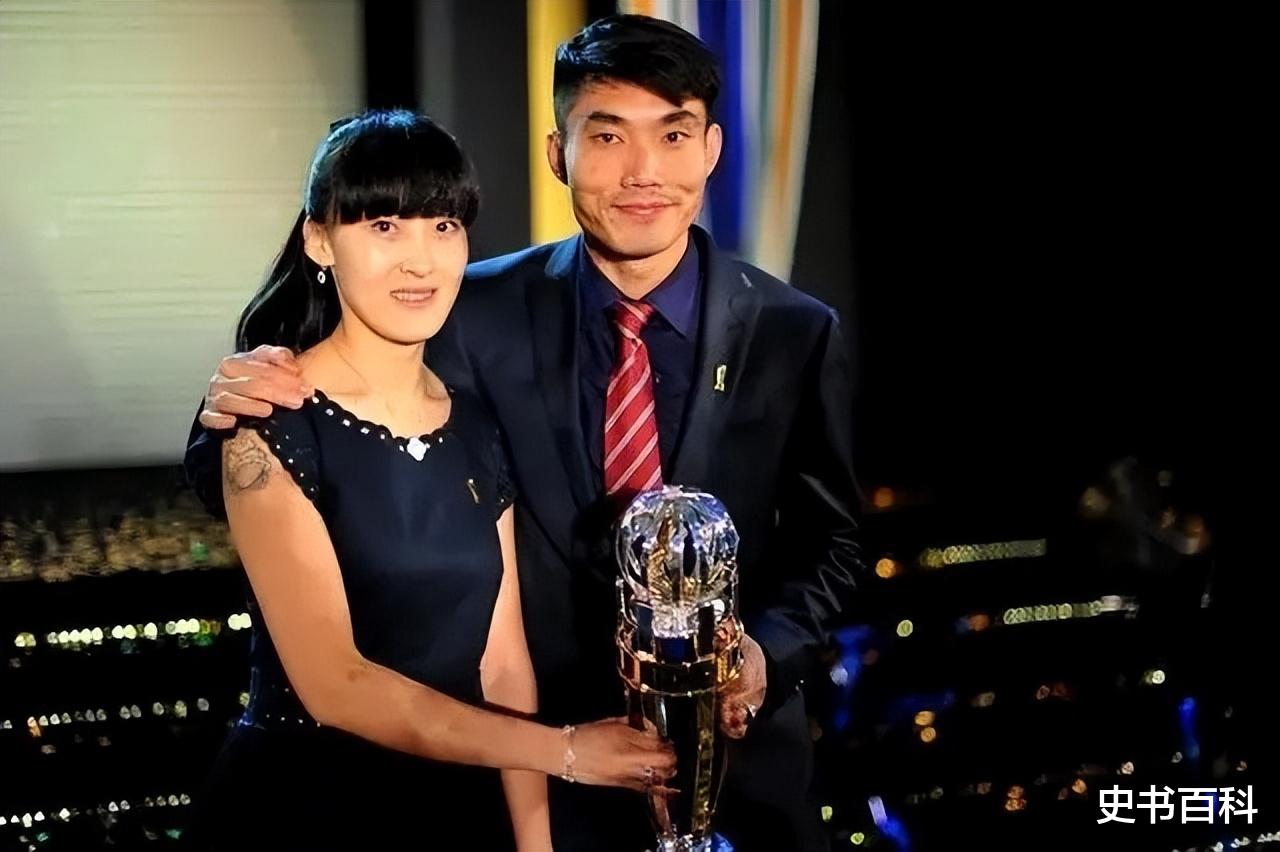 郑智|郑智小7岁娇妻:大学就有8辆宝马车,丈夫年薪千万却不值一提