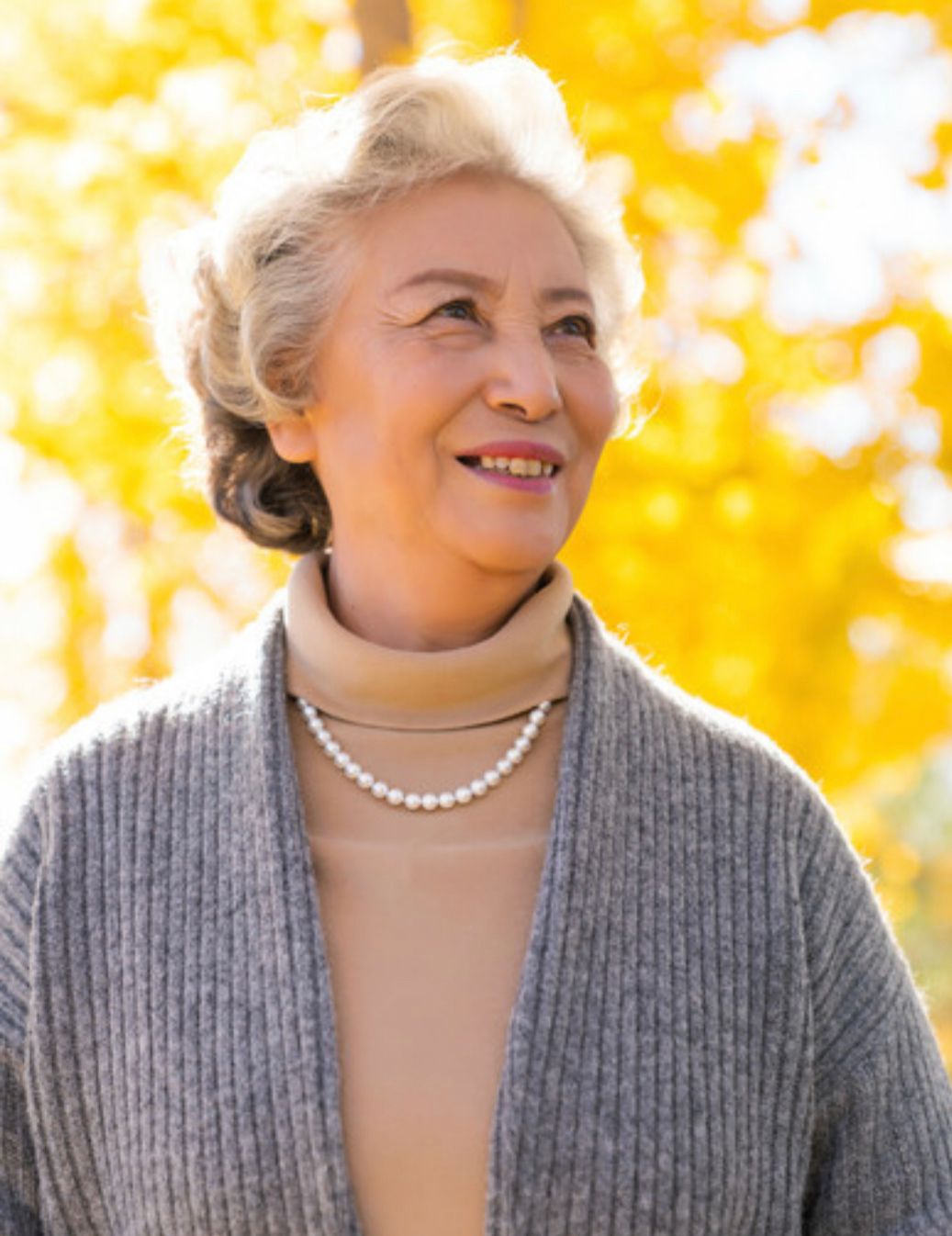 穿衣搭配 真正能优雅到老的女人：不化浓妆，不染白发，穿衣不扮嫩也不显老