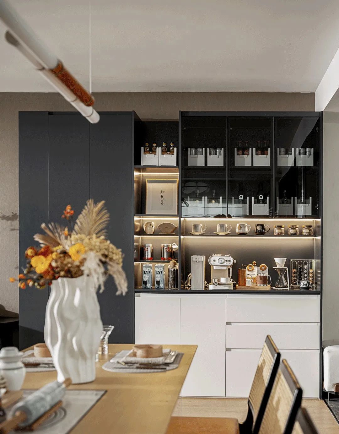 一个好的餐边柜,不仅重收纳,布灯都有讲究,绝不许拉挎整屋档次