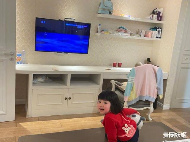 吴敏霞|吴敏霞儿子满月照，与姐姐如复制粘贴，姐弟俩软糯可爱萌翻