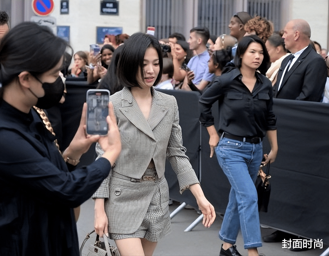 宋慧乔和90后超模同框，看不出年龄差别，短发清爽看着好似学生妹