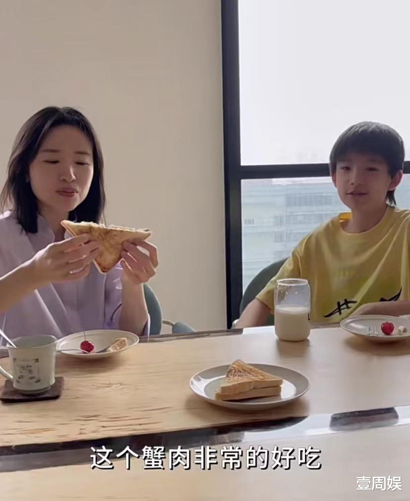 董洁|董洁跪在地上整理行李，卧室内景曝光，出差前不忘给儿子做饭！