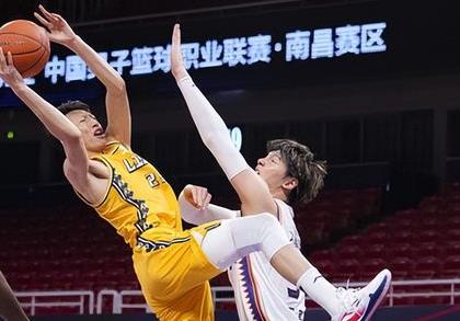 C罗|李春江没放过许钟豪，但是谁来惩罚他？CBA公司该出手了