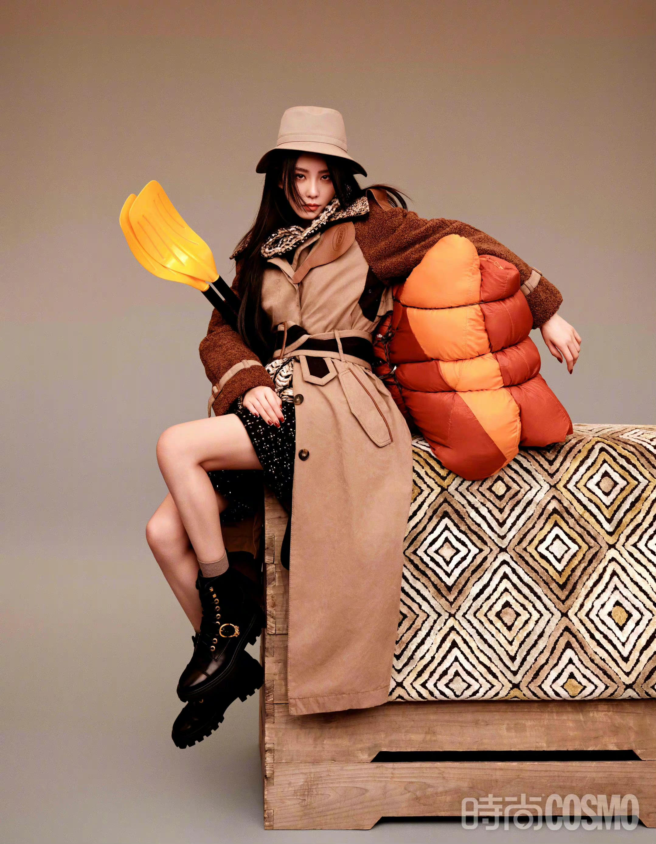 刘诗诗|刘诗诗登《时尚COSMO》十一月刊封面，化身秋日探险背包客！