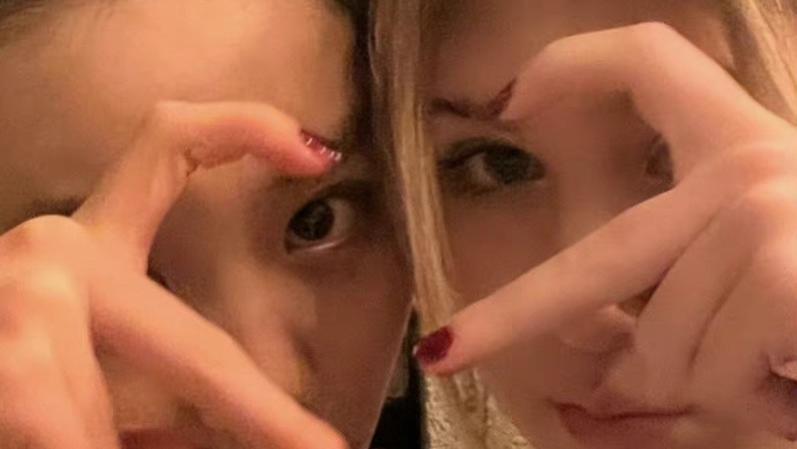 黄多多晒与同学比心合照，妆容精致，美甲华丽，网友：穿衣自由