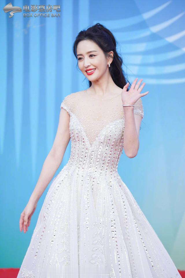 佟丽娅|佟丽娅 一袭白色深V长裙亮相第四海南岛国际电影节