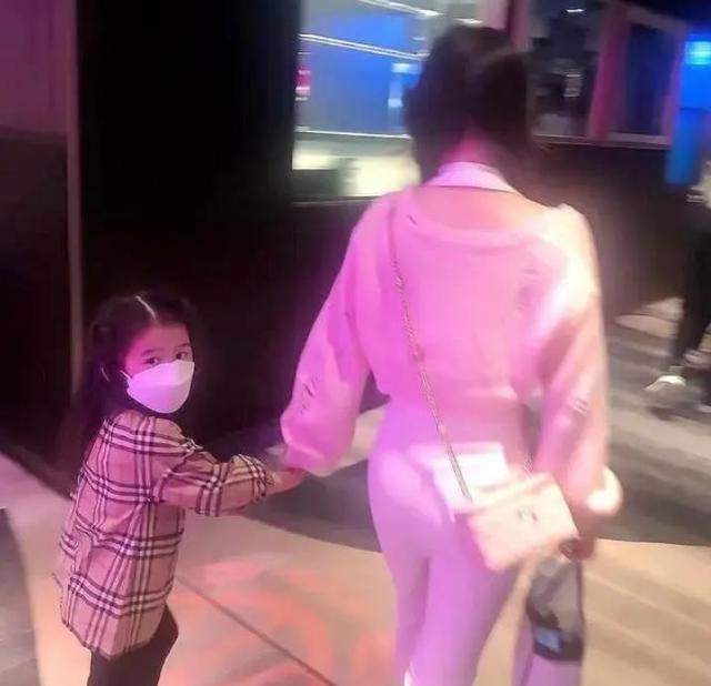 郭富城|郭富城带岳父岳母一家聚餐，网友怼脸拍摄惹怒天王！女儿眼神超萌