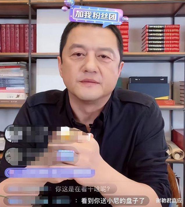李亚鹏|50岁李亚鹏为养家开直播，网友刷礼物以为挡镜头，在家陪娇妻待孕