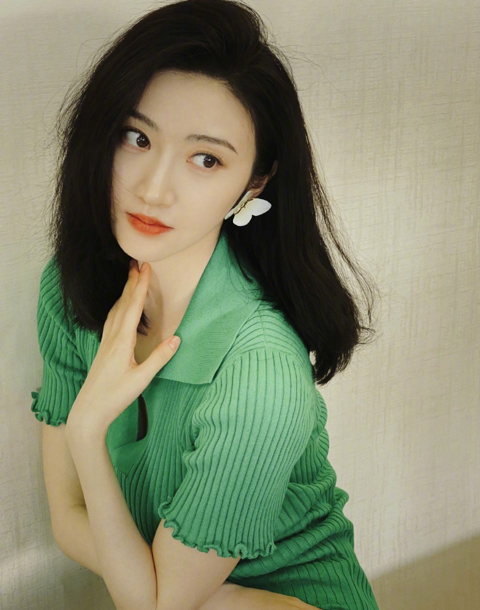 景甜|景甜就是春日的花朵吧，连蝴蝶都在留恋.