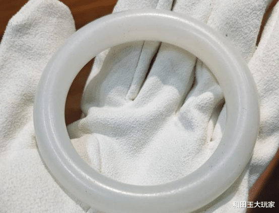 翡翠|和田玉为什么不能泡水？泡水后有着怎样的影响？能接触汗液吗？