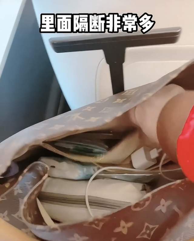 李颖|56岁知名女星独自坐高铁回家过年,肤白貌美无皱纹,万元包装杂物