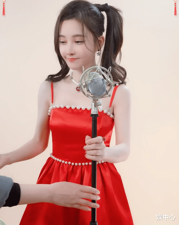 冯提莫|冯提莫再登春晚舞台，献唱经典歌曲受关注，实力业务能力毋庸置疑