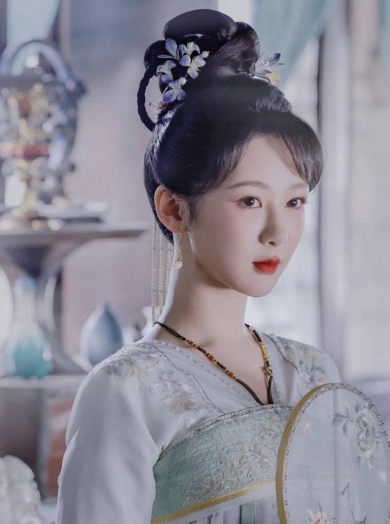 杨紫|杨紫连晒14张庆生照，生日蛋糕太用心，对粉丝的回应让人感慨！