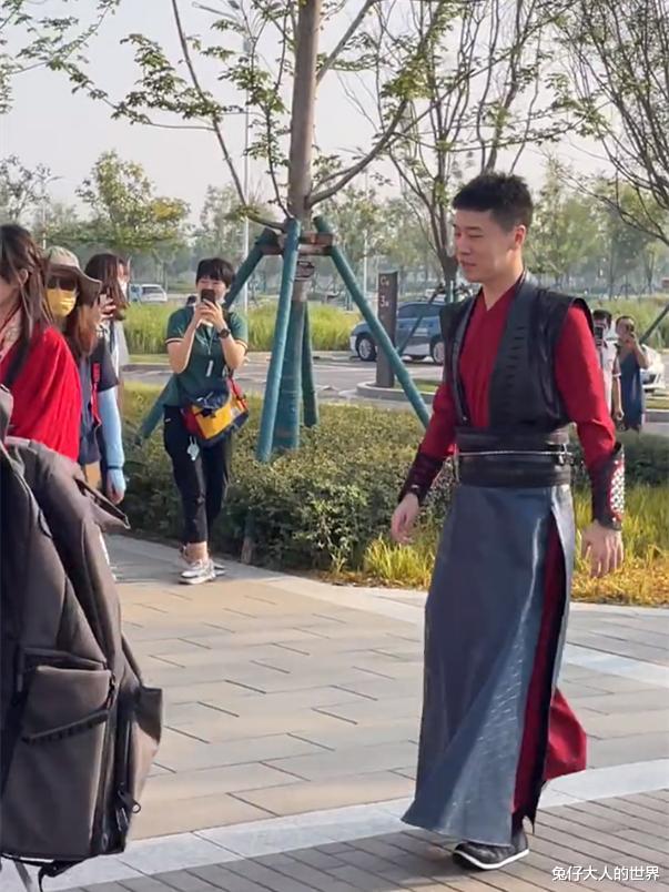 杨九郎|德云社杨九郎现身郑州，一身古装打扮引发热议，九郎眼睛没那么小