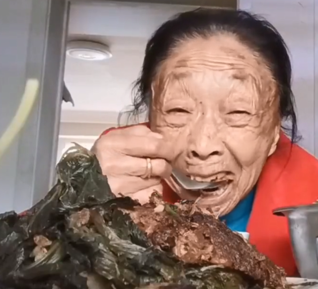 李玉成520带马玉琴赶海捡螃蟹,送其一朵野花