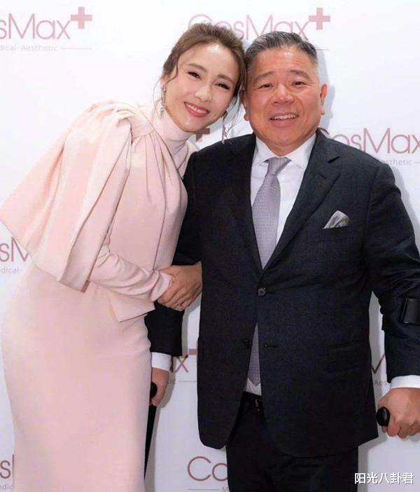 黎姿|黎姿晒照庆祝结婚周年，老公连续13年送她鲜花，夫妻同框似隔代人