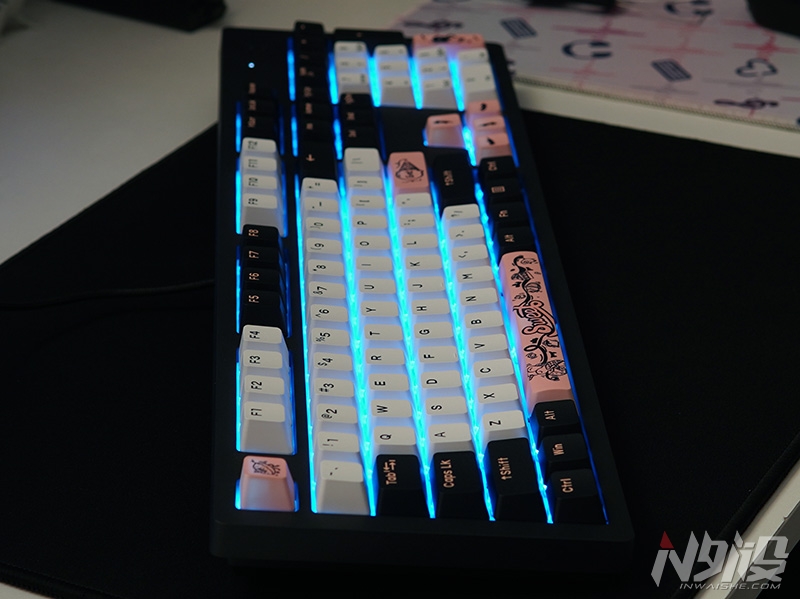 创维集团|搭载新批次天空轴V2 达尔优A104机械键盘简评