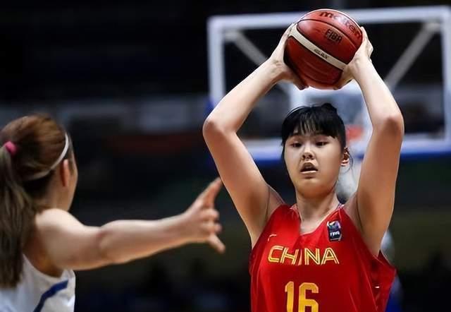 |太甜蜜！李月汝与男友在篮球馆一同挥汗如雨，月底或赴美征战WNBA
