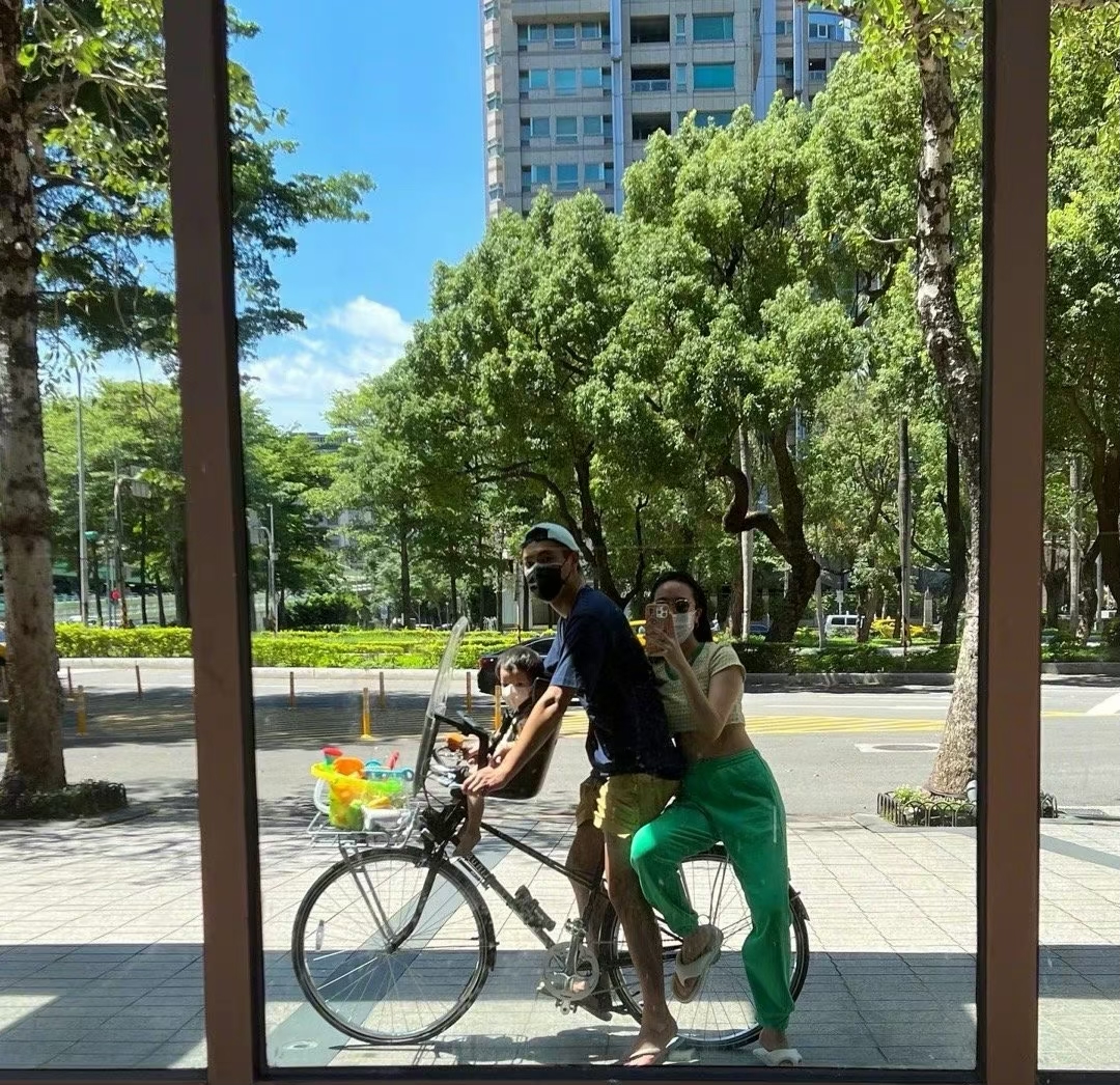 杨祐宁|39岁杨祐宁深夜晒娃营业,带女儿看海画面温馨,满眼宠溺超有爱