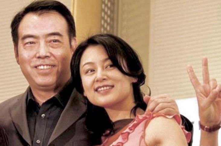 倪萍|当年倪萍半夜敲冯小刚家门，一声跪下：帮帮姐吧，姐给你磕头了