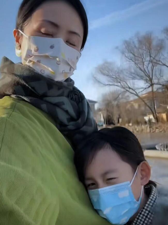 柯佳嬿|孙莉携仨子女踏冰,多多素颜出镜脸型变精致,网友直呼被美晕了