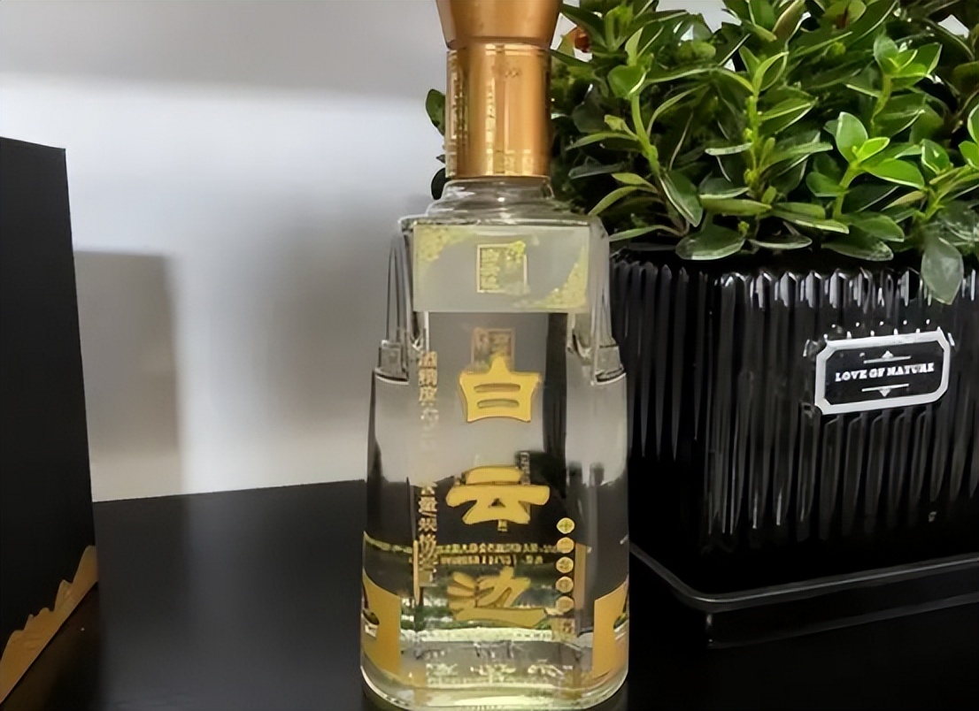 60岁大爷晒“酒单”，在朋友圈走红，酒友直言：这才是普通人的酒