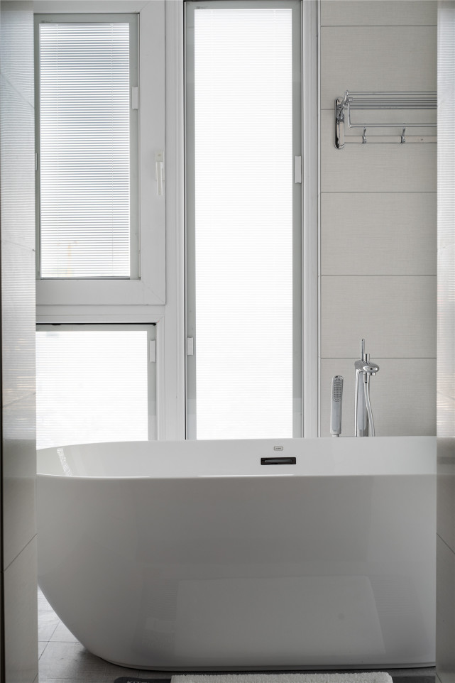 127平现代风四居,客厅的阳台打通,把空间变大变通透