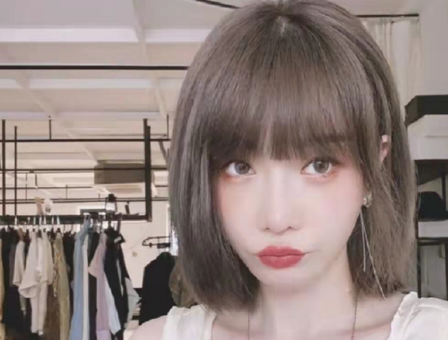 高晓松 高晓松14岁女儿罕曝光，浑身奢侈品白到发光，做睫毛美甲气质成熟