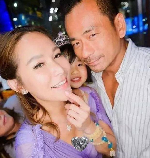 周焯华|洗米嫂法院看前夫,近照憔悴不愿面对镜头,继子周柏豪拒绝采访