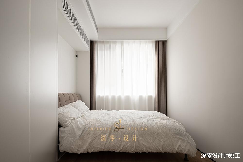 说实话,豪装不一定有她家舒适,客厅整面高柜有藏有露,收纳能力强悍