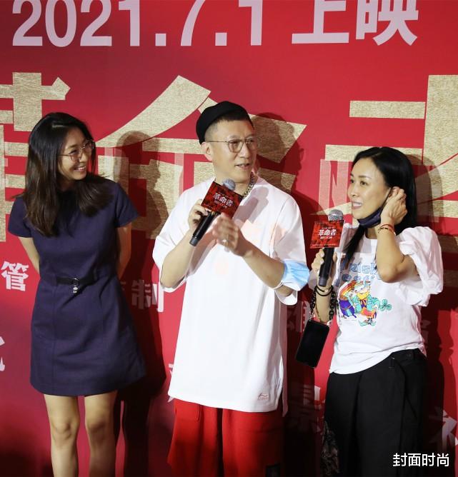 穿衣搭配|孙红雷妻子身材真抢眼,177cm穿裙装好高挑,素雅打扮文艺耐看