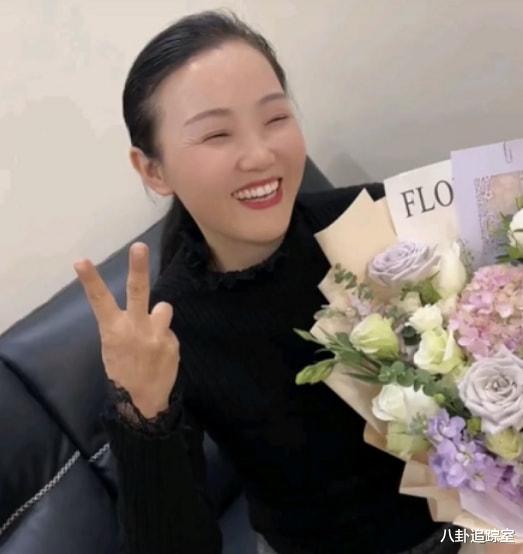 |全能女人！卓妈滑滑板，动作潇洒流畅，似20岁少女，网友：厉害了