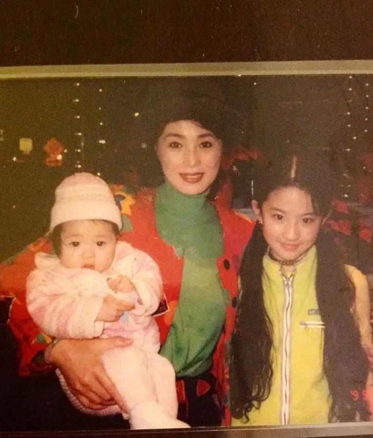 刘亦菲|母亲的“提线木偶”，从没为自己活过的刘亦菲，究竟还好吗？