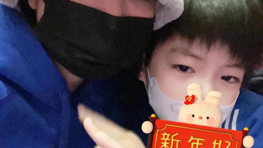 陈妍希|陈妍希春节回婆家过年，带儿子去看电影，6岁小星星很像爸爸陈晓