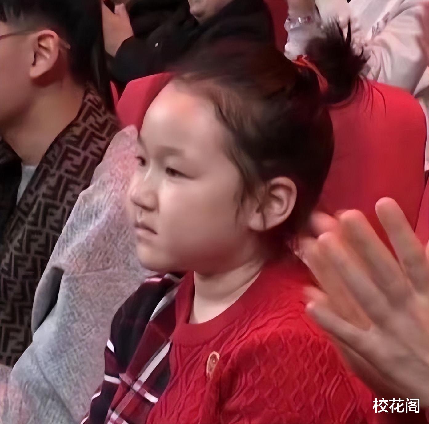 央视春晚|央视春晚贡献了八张神图,需要加强表情管理的素人,比小品搞笑?