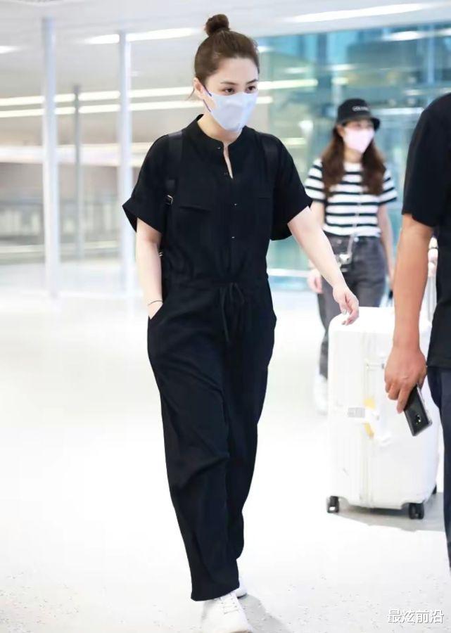 阿娇又瘦回巅峰模样,穿露脐短T配破洞阔腿裤,小蛮腰太抢镜了