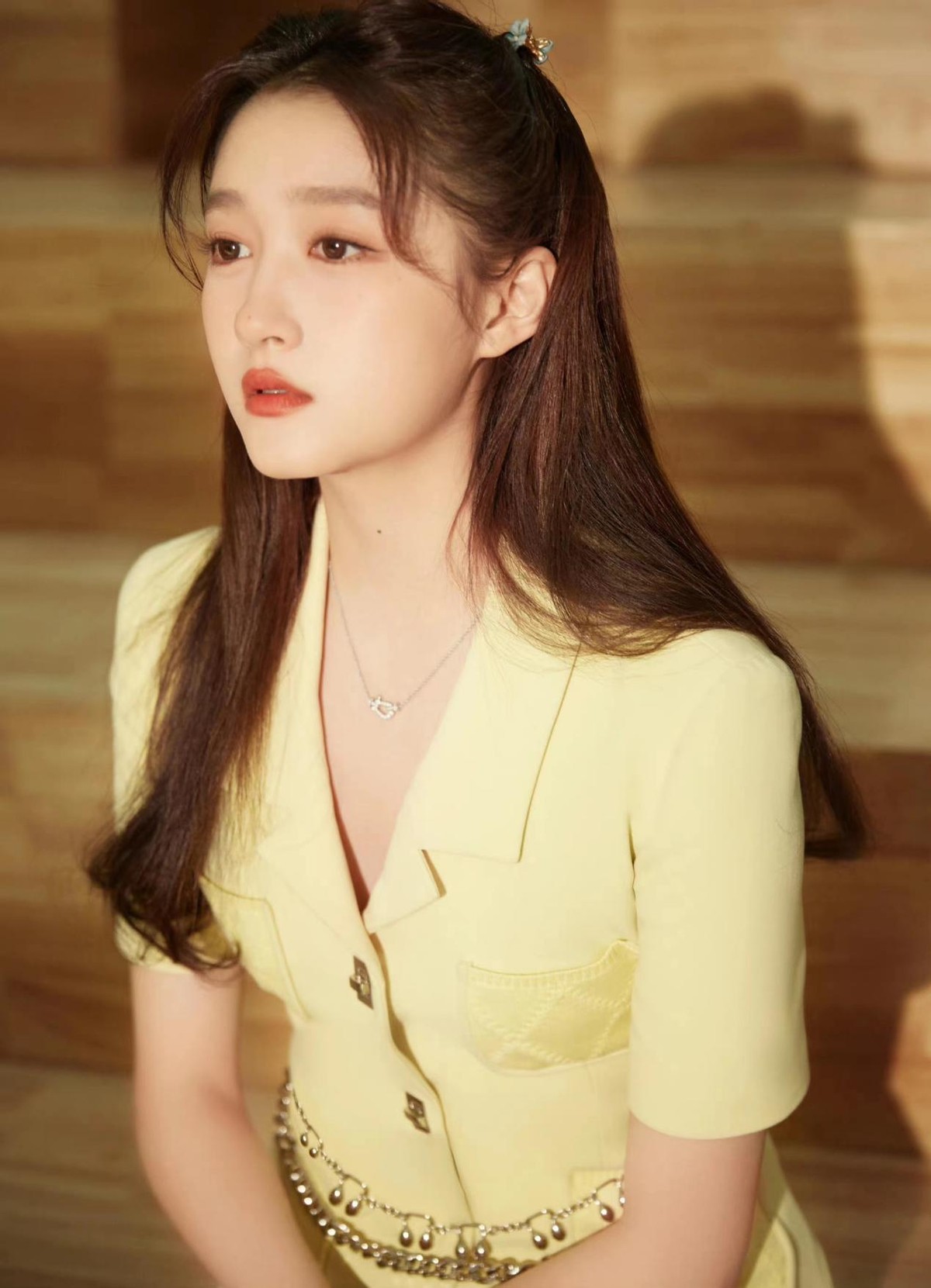 关晓彤|关晓彤成央视宠儿！高调亮相五四晚会成大赢家，穿衬衫裙美腿绝了