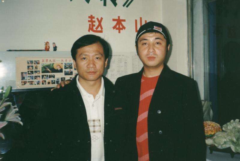 唐鉴军|?赵本山弟子又翻车!53岁谢广坤酒后牵手年轻女子,前妻曾爆其婚内出轨