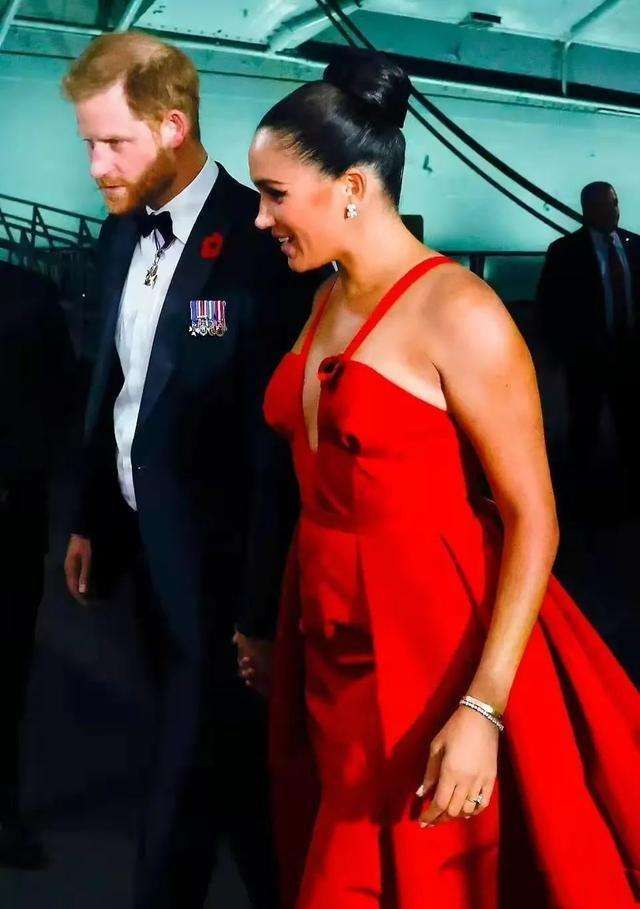 穿衣搭配|梅根两口子当众秀恩爱，穿紧身衣胖了不少，哈里沧桑变“地中海”