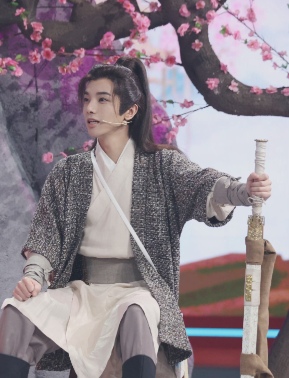 华晨宇|《王牌对王牌》第七季开播，华晨宇再次扮古装，粉丝直夸像贵公子