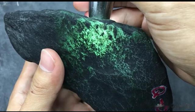 翡翠|翡翠原石中的裂纹及与色的关系