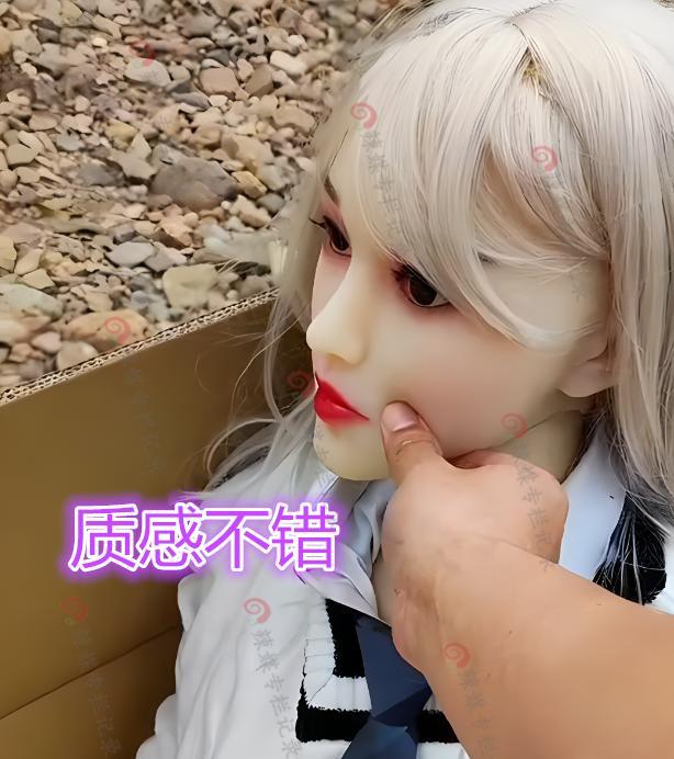 男子离婚多年未娶妻,网购一个玩具给儿子当后妈,网友:很有想法