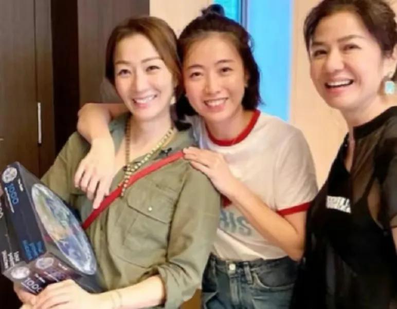 玉米面|62岁钟楚红出山拍广告！穿碎花裙脸型变化大，一代女神变成老阿姨