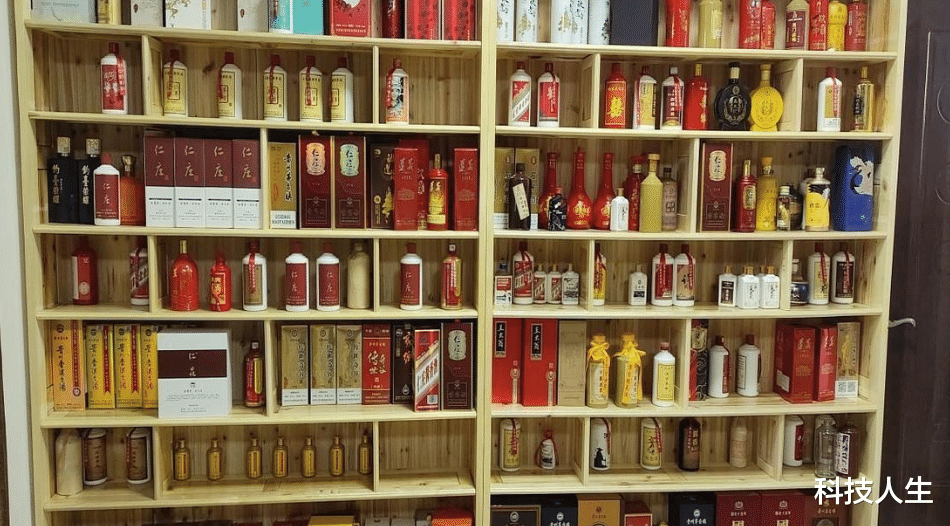 甘肃大爷晒“白酒柜”走红,4款廉价酒很吸睛,网友:模范酒单