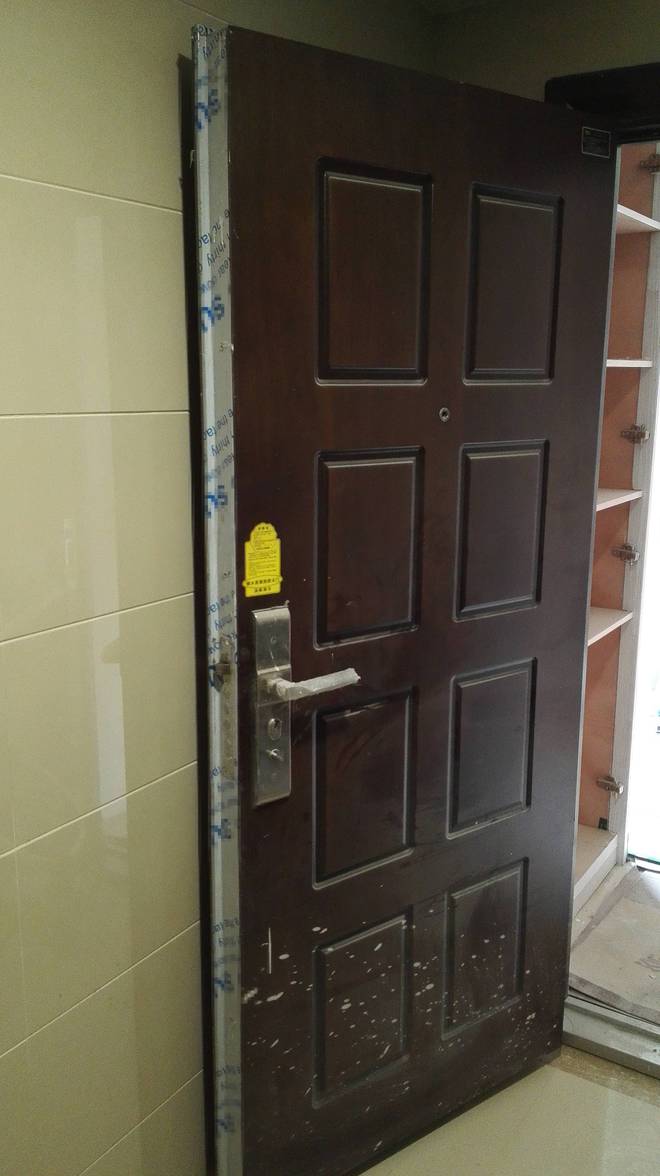 装修入户门砸墙扩大10公分,被邻居投诉,物业催着罚款,很头大!