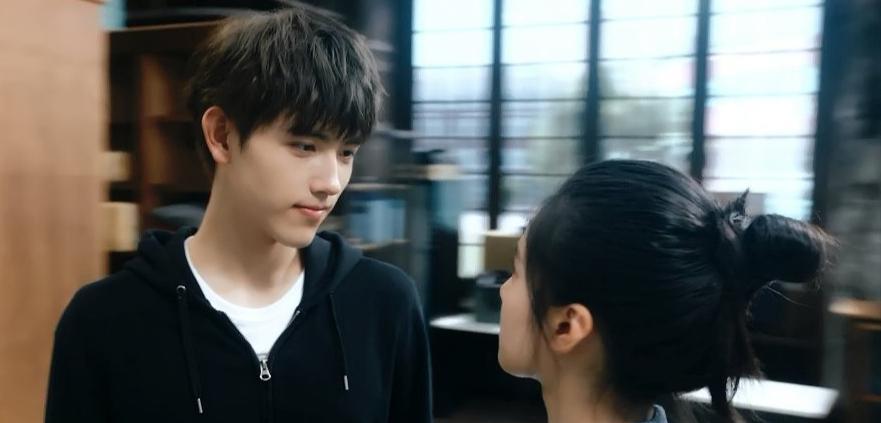 点燃我|《点燃我,温暖你》开播,校园系爱情很甜