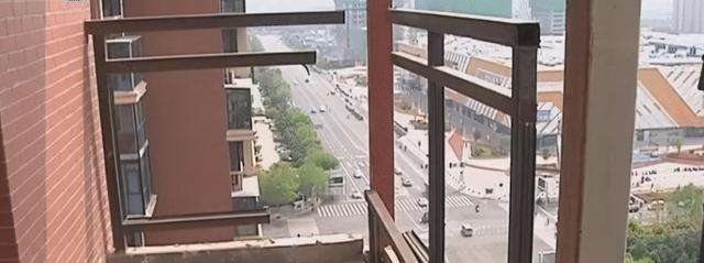 楼上改阳台，楼下被无故扎入两根承重柱，私搭乱建究竟如何解决？