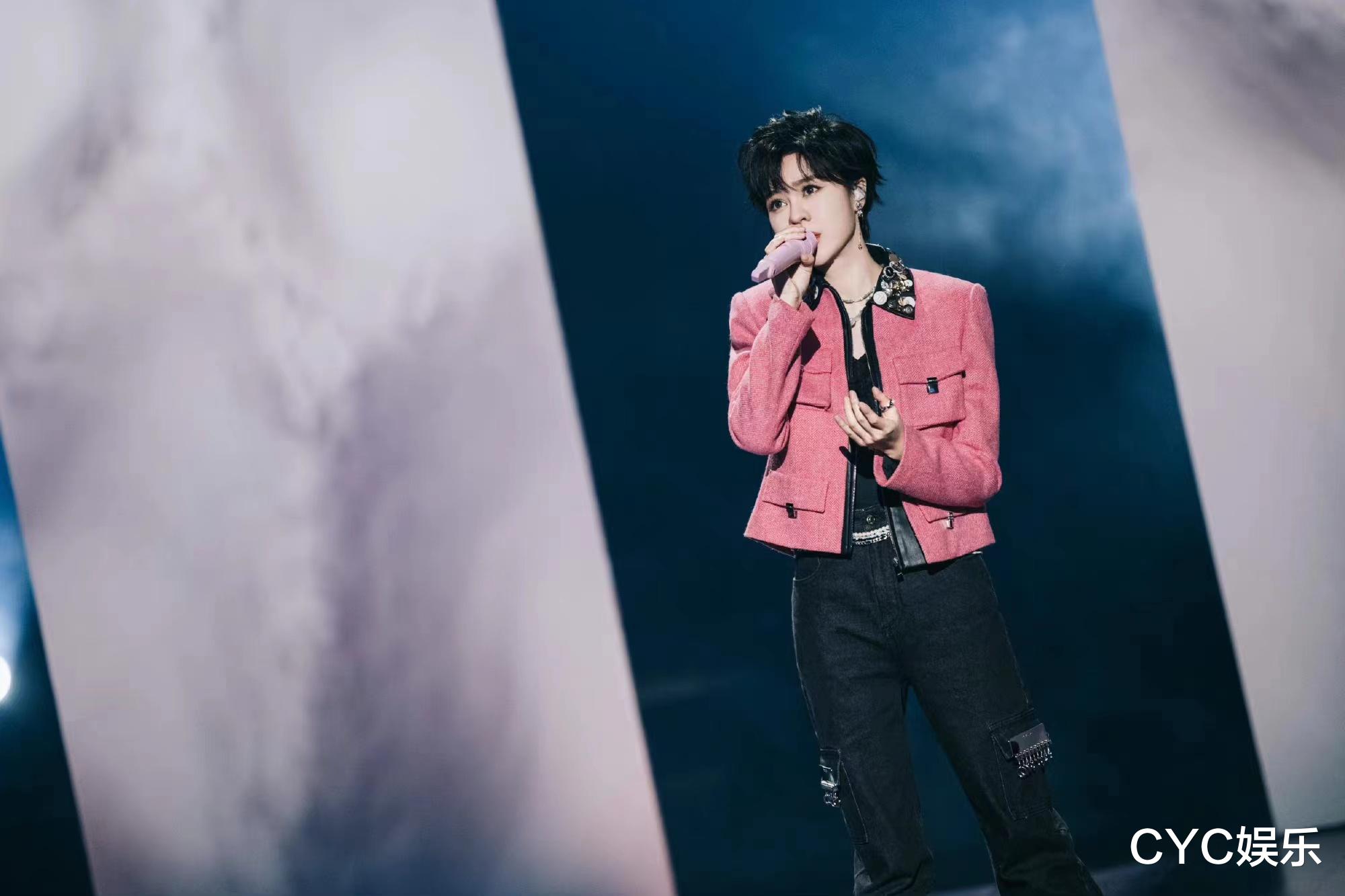 周深|郁可唯和周深撞衫,两位实力唱将梦幻联动,浙江卫视太会省钱了